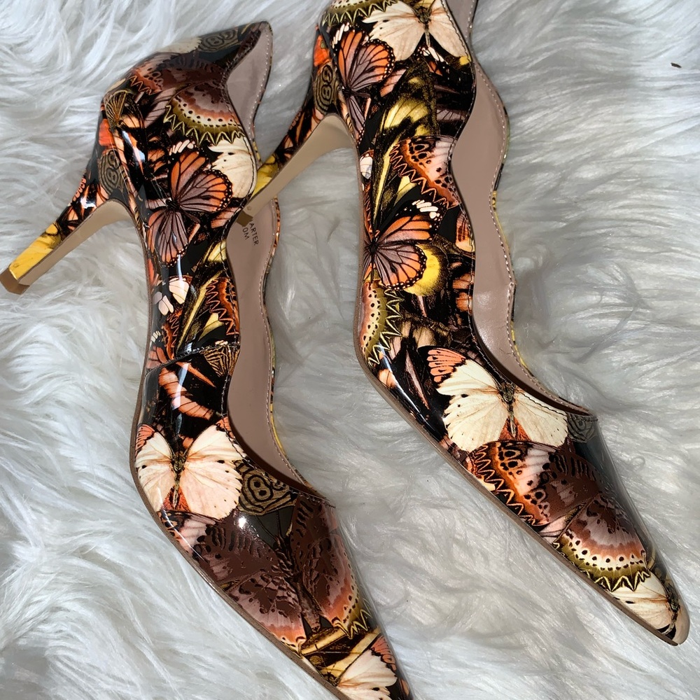 Tahari butterfly pumps